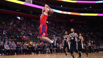 DETROIT, MICHIGAN - DECEMBER 01: Sviatoslav Mykhailiuk #19 of the Detroit Pistons gets in front of the San Antonio Spurs defense for a first half dunk at Little Caesars Arena on December 01, 2019 in Detroit, Michigan. NOTE TO USER: User expressly acknowledges and agrees that, by downloading and or using this photograph, User is consenting to the terms and conditions of the Getty Images License Agreement. Gregory Shamus/Getty Images/AFP
== FOR NEWSPAPERS, INTERNET, TELCOS & TELEVISION USE ONLY ==