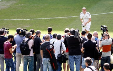 El 17 de julio de 2014, el centrocampista alemán fue presentado en el Santiago Bernabéu ante cientos de personas. Fue el noveno alemán de la historia del Real Madrid. 