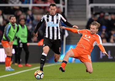 El lateral derecho formado en las categorías inferiores del Atlético de Madrid llegó al Newcastle en la temporada 2017/18. Antes pasó por el Olympique de Marsella y el Sunderland AFC. En el conjunto inglés jugó un total de 110 partidos. Actualmente se encuentra en el Celta de Vigo. 
