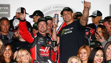 DAYTONA BEACH, FL - FEBRUARY 26: Kurt Busch, driver of the #41 Haas Automation/Monster Energy Ford, celebrates in Victory Lane with New England Patriots tight end Rob Gronkowski after winning the 59th Annual DAYTONA 500 at Daytona International Speedway on February 26, 2017 in Daytona Beach, Florida.   Sean Gardner/Getty Images/AFP
 == FOR NEWSPAPERS, INTERNET, TELCOS &amp; TELEVISION USE ONLY ==