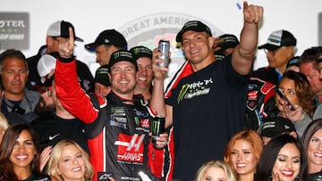 DAYTONA BEACH, FL - FEBRUARY 26: Kurt Busch, driver of the #41 Haas Automation/Monster Energy Ford, celebrates in Victory Lane with New England Patriots tight end Rob Gronkowski after winning the 59th Annual DAYTONA 500 at Daytona International Speedway on February 26, 2017 in Daytona Beach, Florida. Sean Gardner/Getty Images/AFP
== FOR NEWSPAPERS, INTERNET, TELCOS & TELEVISION USE ONLY ==