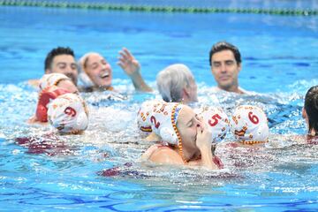 El equipo español celebra la medalla de oro. 