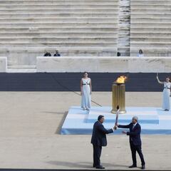 Grecia entrega a China la antorcha de los Juegos de Pekín 2022