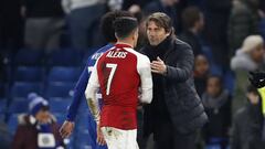 Chelsea head coach Antonio Conte, center, talks with Arsenal&#039;s Alexis Sanchez at the end of the English League Cup semifinal, first leg, soccer match between Chelsea and Arsenal at Stamford Bridge stadium in London, Wednesday, Jan. 10, 2018. (AP Photo/Kirsty Wigglesworth)