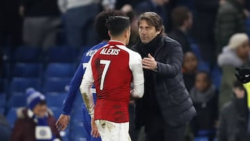 Chelsea head coach Antonio Conte, center, talks with Arsenal's Alexis Sanchez at the end of the English League Cup semifinal, first leg, soccer match between Chelsea and Arsenal at Stamford Bridge stadium in London, Wednesday, Jan. 10, 2018. (AP Photo/Kirsty Wigglesworth)