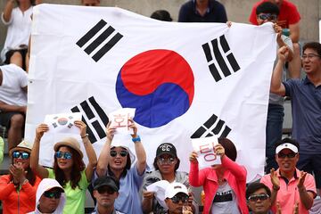 Seguidores surcoreanas apoyan a su compatriota el tenista Hyeon Chung en su partido contra Sam Querrey.