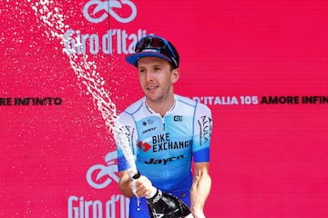 Simon Yates celebra su victoria de etapa.