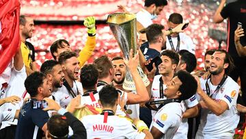 COLOGNE, GERMANY - AUGUST 21: Luuk de Jong, Joan Jordan, Jose Mena, Jules Kounde of Sevilla, and their teammates celebrate with the UEFA Europa League Trophy following their team&#039;s victory in the UEFA Europa League Final between Seville and FC Intern