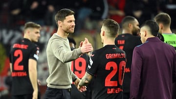 Bayer Leverkusen's Spanish head coach Xabi Alonso (L) celebrate with his players at the end of the UEFA Europa League quarter-final first leg football match between Bayer 04 Leverkusen and West Ham United FC in Leverkusen, western Germany on April 11, 2024. Bayer Leverkusen won the match 2-0. (Photo by INA FASSBENDER / AFP)