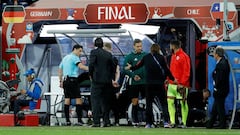 El &aacute;rbitro serbio Mazic consulta el VAR en el &uacute;ltimo partido de la Confecup entre Alemania y Chile.