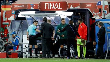 El &aacute;rbitro serbio Mazic consulta el VAR en el &uacute;ltimo partido de la Confecup entre Alemania y Chile.