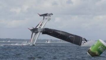 El 'Spindrift', líder de la general, vuelca en la costera de Dublín