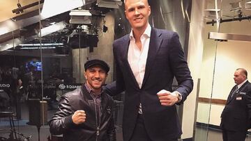 El campeón del peso ligero Vasyl Lomachenko y el jugador de los New York Knicks Kristaps Porzingis posan en el Madison Square Garden.