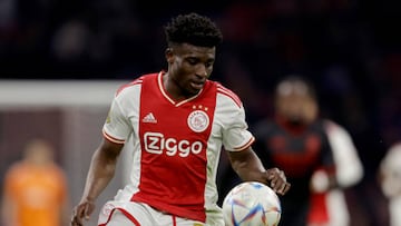 El Ajax presiona al líder