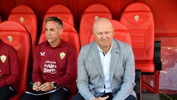 Pepe Mel y su segundo, Nacho Pérez, en el banquillo del Almería.