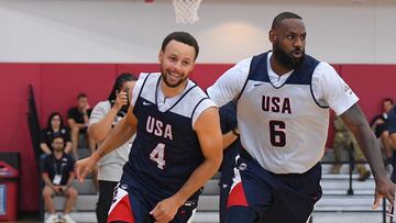 Stephen Curry y LeBron James durante un entrenamiento de la selección de Estados Unidos.