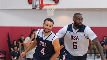 Stephen Curry y LeBron James durante un entrenamiento de la selección de Estados Unidos.