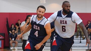 Stephen Curry y LeBron James durante un entrenamiento de la selección de Estados Unidos.
