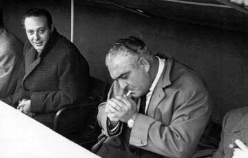 Mundo, en su segunda etapa en el Real Zaragoza (1959-60), en el foso de entrenadores junto al vicepresidente García Muniesa.