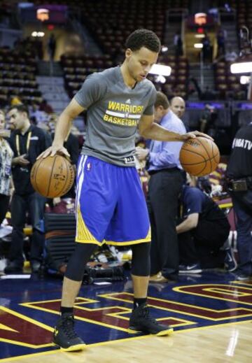 16/06/15 Stephen Curry de los Golden State Warriors calentando antes de la final de la NBA contra los Cavaliers de Cleveland en el Quicken Loans Arena