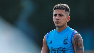 Thiago Almada participa hoy en un entrenamiento del seleccionado de fútbol sub-23 de Argentina, en el predio de Ezeiza en Buenos Aires (Argentina). Argentina se prepara para disputar el Preolímpico, que se realizará en Venezuela entre el 20 de enero y el 11 de febrero y concederá dos plazas para París 2024.