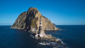 Un viejo faro japons abandonado se alza en silencio en el borde del mundo. El faro de Aniva, una notable proeza de ingeniera, se construy dentro de las escarpadas formaciones rocosas de la isla de Sajaln durante su poca como Karafuto, Japn. Sirvi como guardin de los mares, guiando a los barcos de forma segura a travs de aguas desafiantes. El dominio de la isla cambi muchas veces, entre propiedad rusa (o sovitica) y propiedad japonesa e incluso propiedad compartida. Los soviticos finalmente tomaron el control total de la zona despus de la II Guerra Mundial y a?adieron radiactividad al faro. Los generadores nucleares ayudaron a que la estructura funcionara por s misma, pero desapareci debido al abandono despus de la disolucin de la Unin Sovitica.