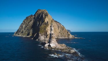 Un viejo faro japonés abandonado se alza en silencio en el borde del mundo. El faro de Aniva, una notable proeza de ingeniería, se construyó dentro de las escarpadas formaciones rocosas de la isla de Sajalín durante su época como Karafuto, Japón. Sirvió como guardián de los mares, guiando a los barcos de forma segura a través de aguas desafiantes. El dominio de la isla cambió muchas veces, entre propiedad rusa (o soviética) y propiedad japonesa e incluso propiedad compartida. Los soviéticos finalmente tomaron el control total de la zona después de la II Guerra Mundial y añadieron radiactividad al faro. Los generadores nucleares ayudaron a que la estructura funcionara por sí misma, pero desapareció debido al abandono después de la disolución de la Unión Soviética.