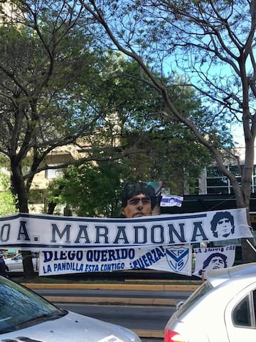 Aficionados acompañaron a Maradona mientras era operado