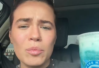 Una estadounidense declara que las cafeterías en su país son mejores y se pide una bebida energética con coco, frambuesa azul y crema