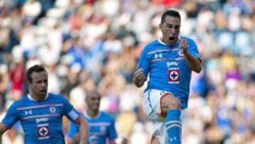 Con doblete de Chaco, ambos por la v&iacute;a penal, Cruz Azul venci&oacute; a Pumas, en un duelo que demostr&oacute; que en la Liga MX, el &uacute;ltimo lugar general s&iacute; puede vencer al l&iacute;der.