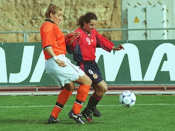 En 1997 las españolas consiguieron por primera vez clasificarse para la fase final de la Eurocopa. La Roja llegó hasta semifinales cayendo ante Italia por 2-1. En la imagen, Mar Prieto.