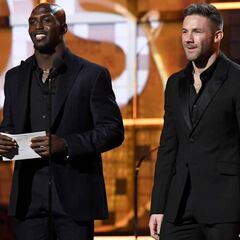 Julian Edelman y Devin McCourty aparecen en los Grammy Awards