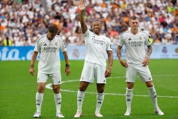 Toni Kroos, Julio Baptista y Alfonso P谷rez saludan antes del partido ben谷fico de leyendas XII Coraz車n Classic Match Real Madrid-Borussia Dortmund.
