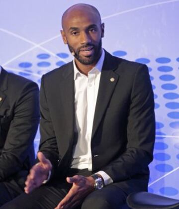 Figo, Kanout¨¦, Kluivert, Karembeu, Albelda, Urzaiz, Salgado, Morientes y Roberto Carlos, Fernando Sanz y Mendieta fueron presentados como embajadores de La Liga.