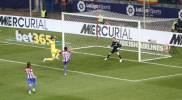 0-1. Roberto Soriano marcó el primer tanto.
