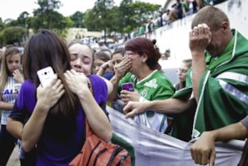 BRA212. CHAPECÓ (BRASIL), 29/11/2016.- Aficionados del equipo de fútbol Chapecoense se reúnen en el estadio Arena Condá hoy, martes 29 de noviembre de 2016, en Chapecó, Santa Catarina (Brasil). La final soñada de la Copa Sudamericana de fútbol acabó en tragedia para el club brasileño Chapecoense, cuya expedición a la ciudad colombiana de Medellín dejó 75 muertos y seis heridos al accidentarse en una montaña el avión en que viajaban, según precisaron hoy las autoridades. EFE/Caciano Paludo