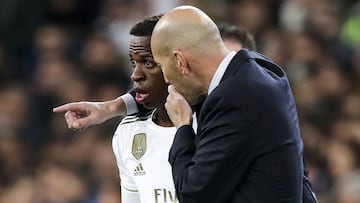 Zidane charla con Vinicius durante un partido del Madrid.