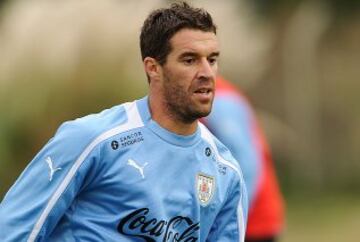 El 1998 y 1999 jugó por Huachipato, mucho antes de llegar a ser nominado por la selección uruguaya. Luego jugó en Necaxa, Nacional, Argentinos Juniors y Colo Colo, entre otros.