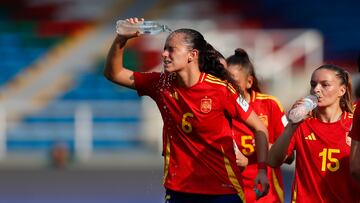 AMDEP5659. CALI (COLOMBIA), 01/09/2024.- Maite Zubieta (i) de España se refresca este domingo, en un partido del grupo C de la Copa Mundial Femenina sub-20 entre las selecciones de España y Estados Unidos en el estadio de Pascual Guerrero en Cali (Colombia). EFE/ Ernesto Guzmán Jr.