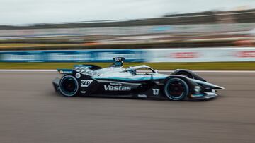 De Vries con el Mercedes en Valencia.