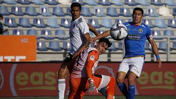 Futbol, Audax Italiano vs Colo Colo.
 Fecha 29, campeonato Nacional 2021.
 El jugador de Colo Colo Carlos Villanueva, izquierda, disputa el balon con la defensa de Audax Italiano durante el partido de primera division realizado en el estadio El Teniente d