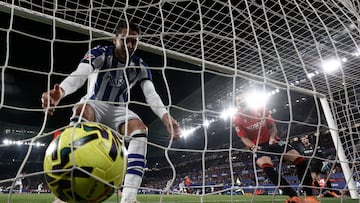 El centrocampista ruso de la Real Sociedad Arsen Zakharyan (i) celebra el segundo gol del equipo guipuzcoano, durante el partido de la jornada 13 de LaLiga entre el Osasuna y la Real Sociedad, este sábado en El Sadar. EFE/Jesús Diges