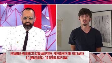 Risto Mejide en &#039;Todo es mentira&#039; entrevistando a Javi Poves, exfutbolista y presidente del Flat Earth FC, el primer equipo del mundo en defender que la Tierra es plana.