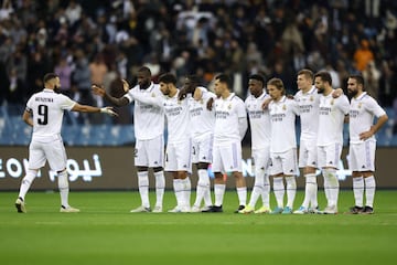 Los jugadores del Real Madrid, durante la tanda.