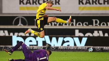 Haaland salta por encima de de Kobel durante el Stuttgart-Borussia.