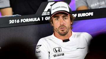 Fernando Alonso en la rueda de prensa de la FIA en Bakú.