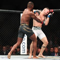 Edwards retiene su corona ante un Covington sin chispa