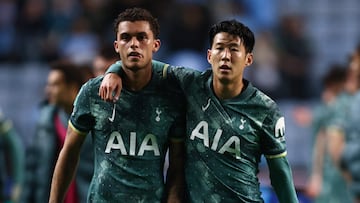Brennan Johnson y Heung-min Son, jugadores del Tottenham, tras el partido ante el Coventry City de Carabao Cup.