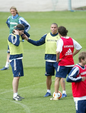 Pablo García y Ronaldo, en un entrenamiento del Real Madrid en abril de 2006.