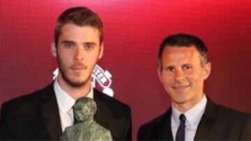 De Gea, con Giggs, entrenador y jugador.